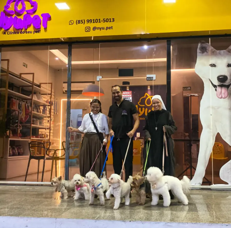 Equipe e cães em frente à Nyupet
