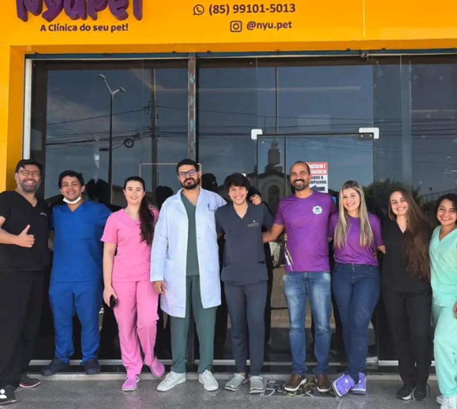 Equipe da Nyupet em frente à clínica
